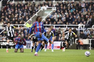 Fotografía de Adam Vaughan, en la que puede verse en una imagen de archivo del 16 de abril de 2025 al futbolista del Crystal Palace Eberechi Eze. EFE *Sólo uso editorial*