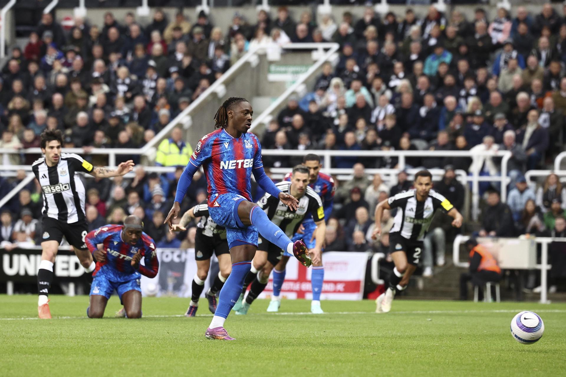 Fotografía de Adam Vaughan, en la que puede verse en una imagen de archivo del 16 de abril de 2025 al futbolista del Crystal Palace Eberechi Eze. EFE *Sólo uso editorial*