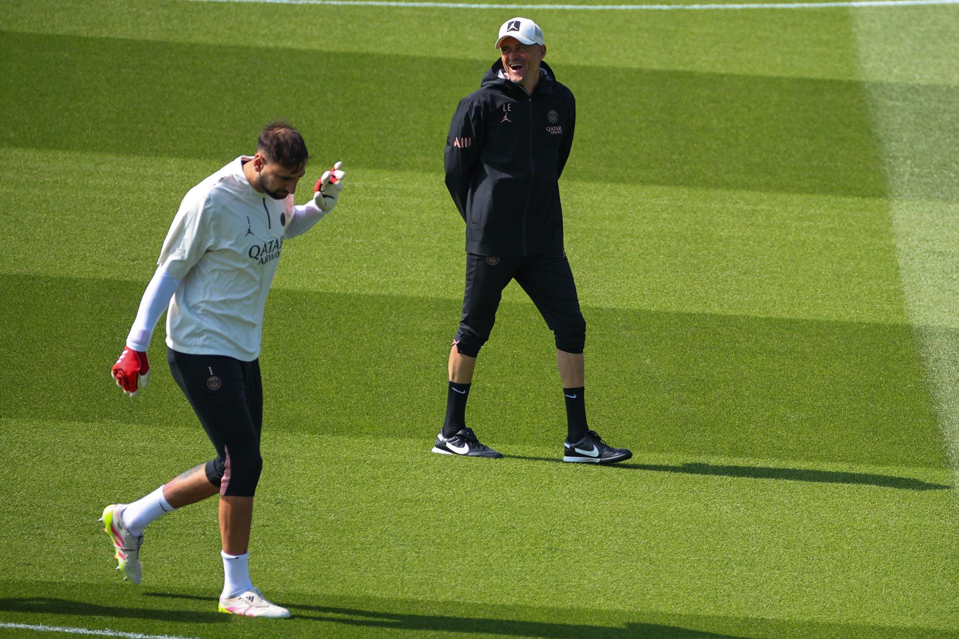El entrenador del PSG Luis Enrique (C) y el portero Gianluigi Donnarumma (I), en una foto de archivo. EFE/EPA/CHRISTOPHE PETIT TESSON