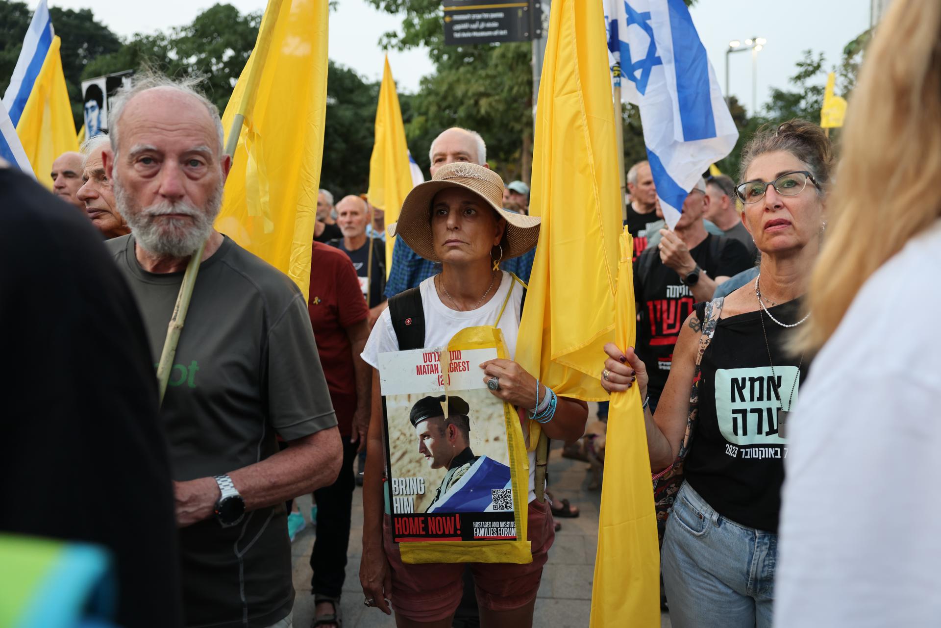 Reservistas y pilotos retirados de la Fuerza Aérea de Israel fueron captados este martes, 12 de agosto, al exigir el final de la guerra y el retorno de los rehenes en manos de Hamás, frente a la sede militar de Kirya, en Tel Aviv (Israel). EFE/Abir Sultan