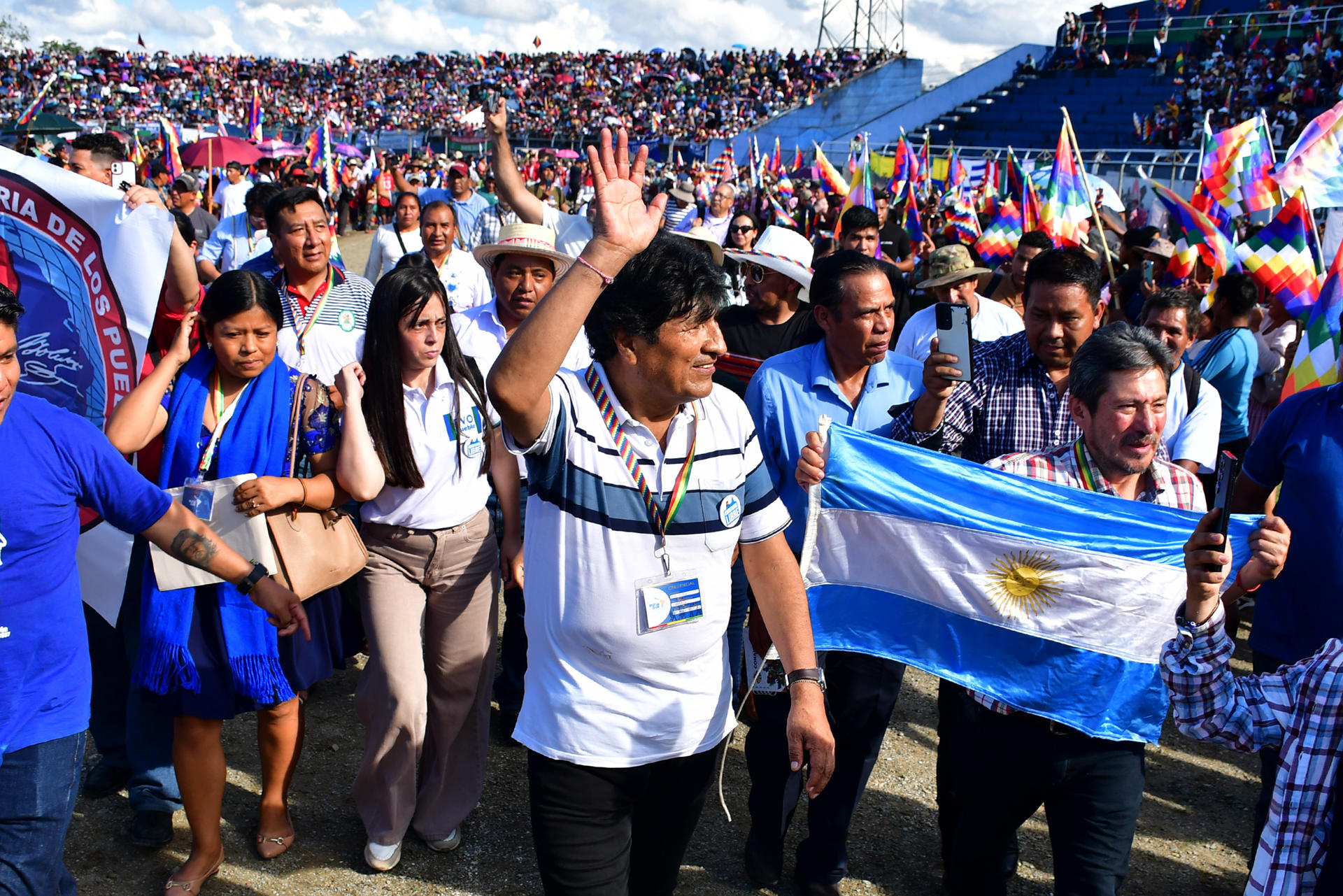 El expresidente de Bolivia Evo Morales (c) al intervenir este domingo, 3 de agosto, durante un evento con sus seguidores y delegaciones del Runasur, en Ivirgarzama (Bolivia). EFE/Jorge Abrego