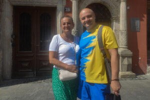 Oleg Polovina, de 49 años, y Natalia Dmytrenko, de 54, de Irpin, cerca de Kiev, durante sus vacaciones este jueves, en Leópolis (Ucrania). Los ucranianos se muestran escépticos ante la próxima reunión entre el presidente estadounidense, Donald Trump, y el líder ruso Vladímir Putin, que tendrá lugar el viernes en Alaska (EE.UU), y expresan pocas esperanzas de que la cita dé lugar a una postura más firme de Estados Unidos frente a Rudia o de que contribuya a poner fin a la guerra. "Me gustaría ver por fin a Trump actuar con dureza hacia Putin y mostrar claramente que está del lado de Ucrania, proporcionando fuertes garantías de seguridad", dijo Olia Krivitska, una traductora de 36 años que recientemente regresó a la ciudad occidental de Leópolis desde Mykolaiv, donde ayudó a reconstruir casas destruidas y fue testigo de la devastación causada por los bombardeos rusos. EFE/ Rostyslav Averchuk