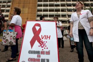 Fotografía de archivo de una campaña de sensibilización frente al VIH Sida en el hospital central de Asunción (Paraguay). EFE/Andrés Cristaldo