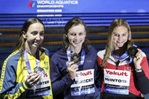 La estadounidense Katie Ledecky (C), en el podio junto a la canadiense Summer McIntosh (D) y la australiana Lani Pallister, tras la prueba de los 800 m libre de los Mundiales de Singapur. EFE/EPA/RUNGROJ YONGRIT