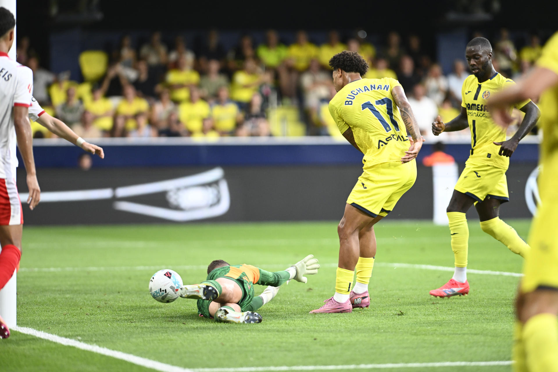 El centrocampista canadiense del Villarreal Tachon Buchanan (2d) marca el cuarto gol de su equipo durante el partido de LaLiga entre el Villarreal y el Girona, este domingo en el estadio de la Cerámica. EFE/ Andreu Esteban