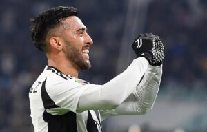 Fotografia de Alessandro di Marco en la que puede verse una foto de archivo del 17 de diciembre de 2024  del brasileño Douglas Luiz, jugador de la Juventus, celebrando un gol.