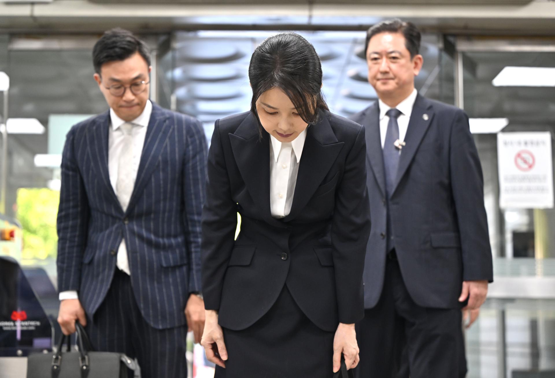 La ex primera dama de Corea del Sur, Kim Keon Hee (C), esposa del ex presidente surcoreano destituido Yoon Suk Yeol, llega a un tribunal para asistir a una audiencia para revisar su orden de arresto solicitada por fiscales especiales en el Tribunal Central de Distrito de Seúl en Seúl, Corea del Sur, 12 de agosto de 2025. (Corea del Sur, Seúl) 
EFE/EPA/JUNG YEON-JE / POOL
//////////
