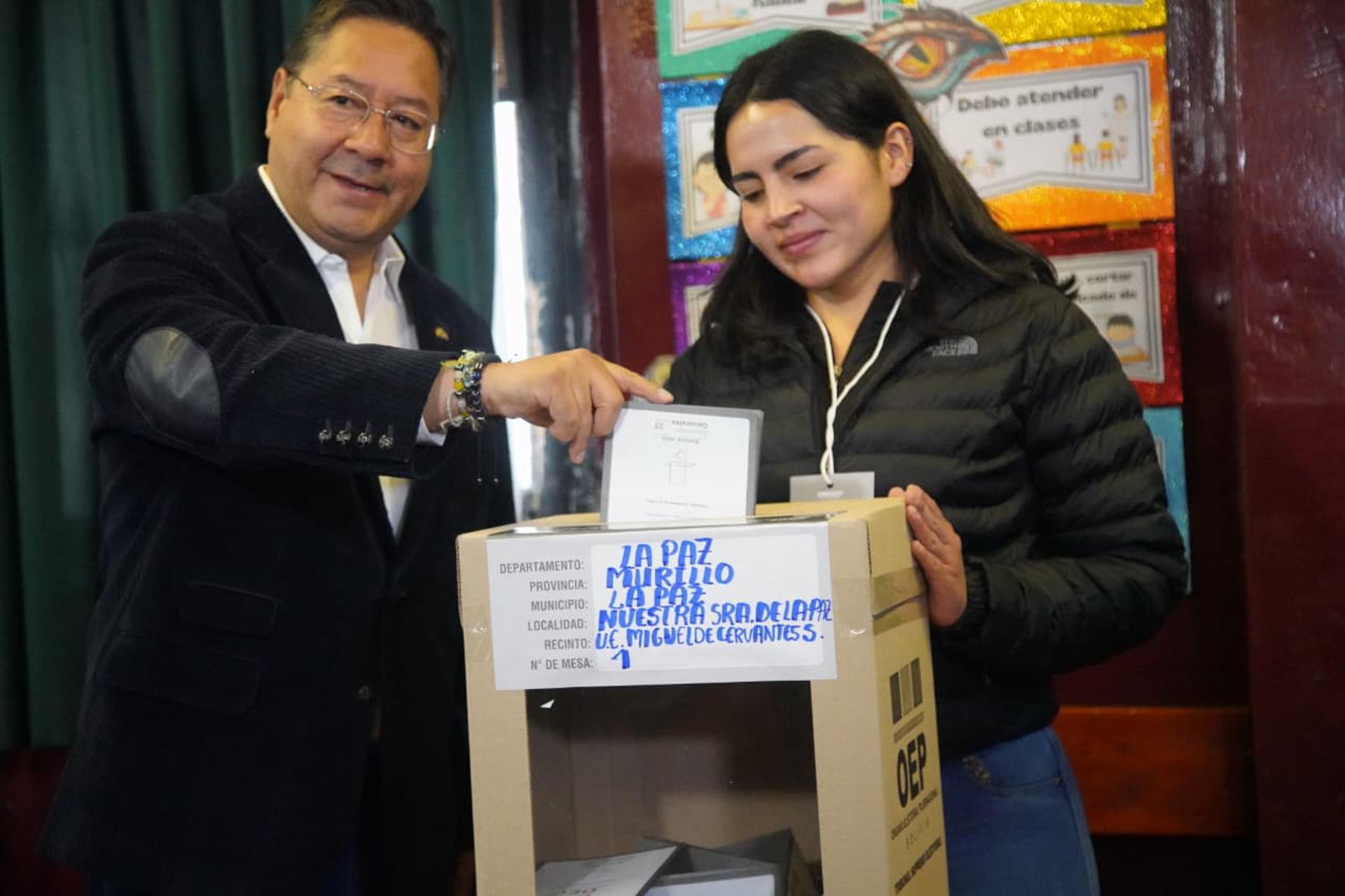 Fotografía cedida por la Presidencia de Bolivia del presidente de Bolivia, Luis Arce, votando este domingo en La Paz (Bolivia). EFE/ Presidencia de Bolivia