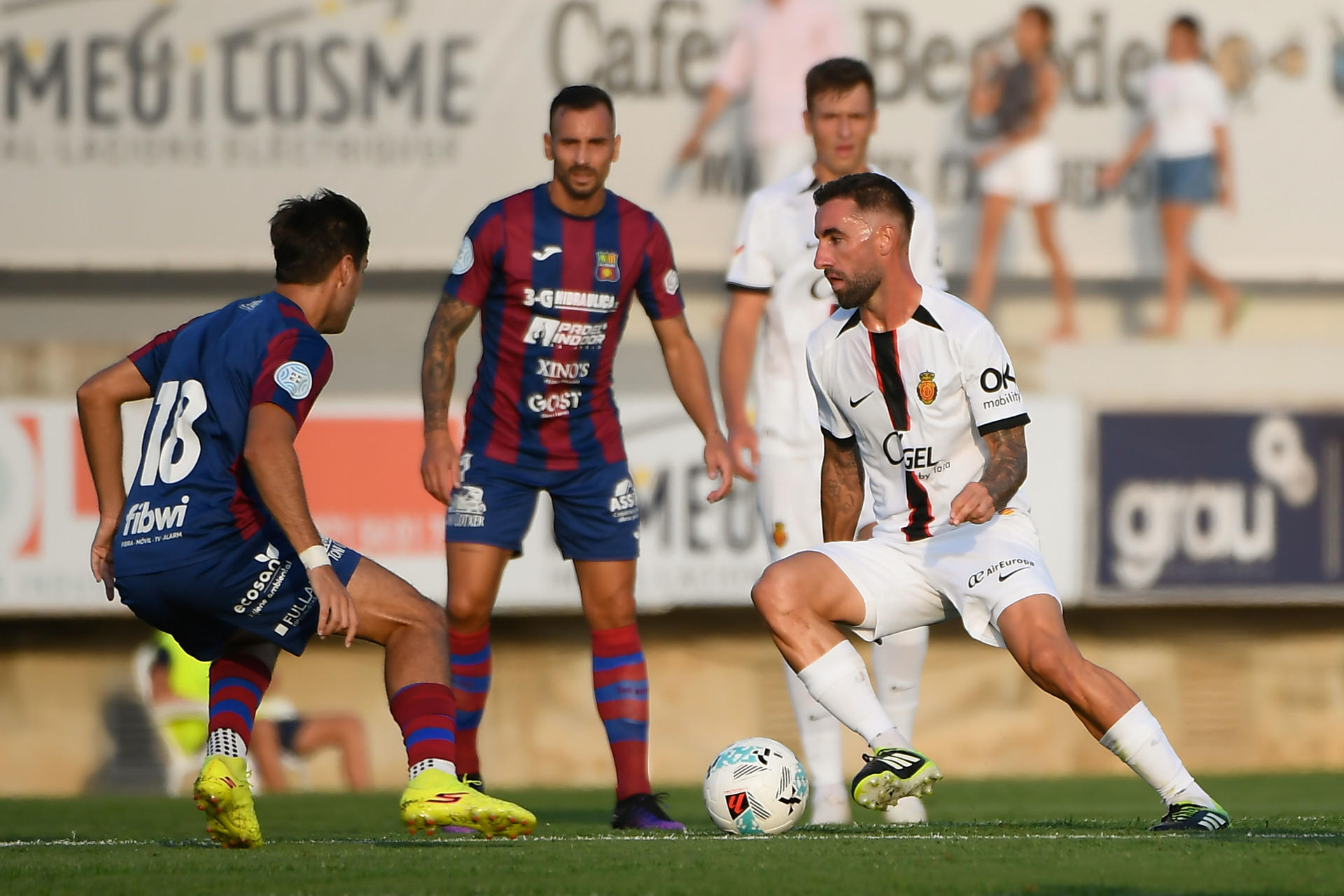 Sergi Darder (d), del Mallorca, y Gori (i), del UD Poblense, durante el partido amistoso de fútbol disputado este miércoles en Sa Pobla. EFE/MIQUEL A. BORRÀS
