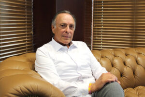 Fotografía del 5 de agosto de 2025 del empresario cubano-estadounidense Michael 'Mike' Fernández posando durante una entrevista con EFE, en Coral Gables (Estados Unidos). EFE/ Pedro Pablo Cortés