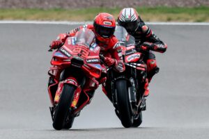 Fotografía de Filip Singer, en la que puede verse en una imagen del pasado 12 de julio el duelo deportivo entre el español Marc Márquez (i) y el italiano Marco Bezzecchi (d). EFE