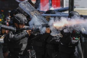 JAKARTA (Indonesia), 29/08/2025.- Police officers fire tear gas during clashes with protesters outside the Mobile Brigade police headquarters in Jakarta, Indonesia, 29 August 2025. Hundreds of protesters and motorbike-hailing drivers staged a protest following the death of a motorbike-hailing driver during an earlier demonstration against the housing allowance for members of parliament. (Protestas) EFE/EPA/MAST IRHAM
