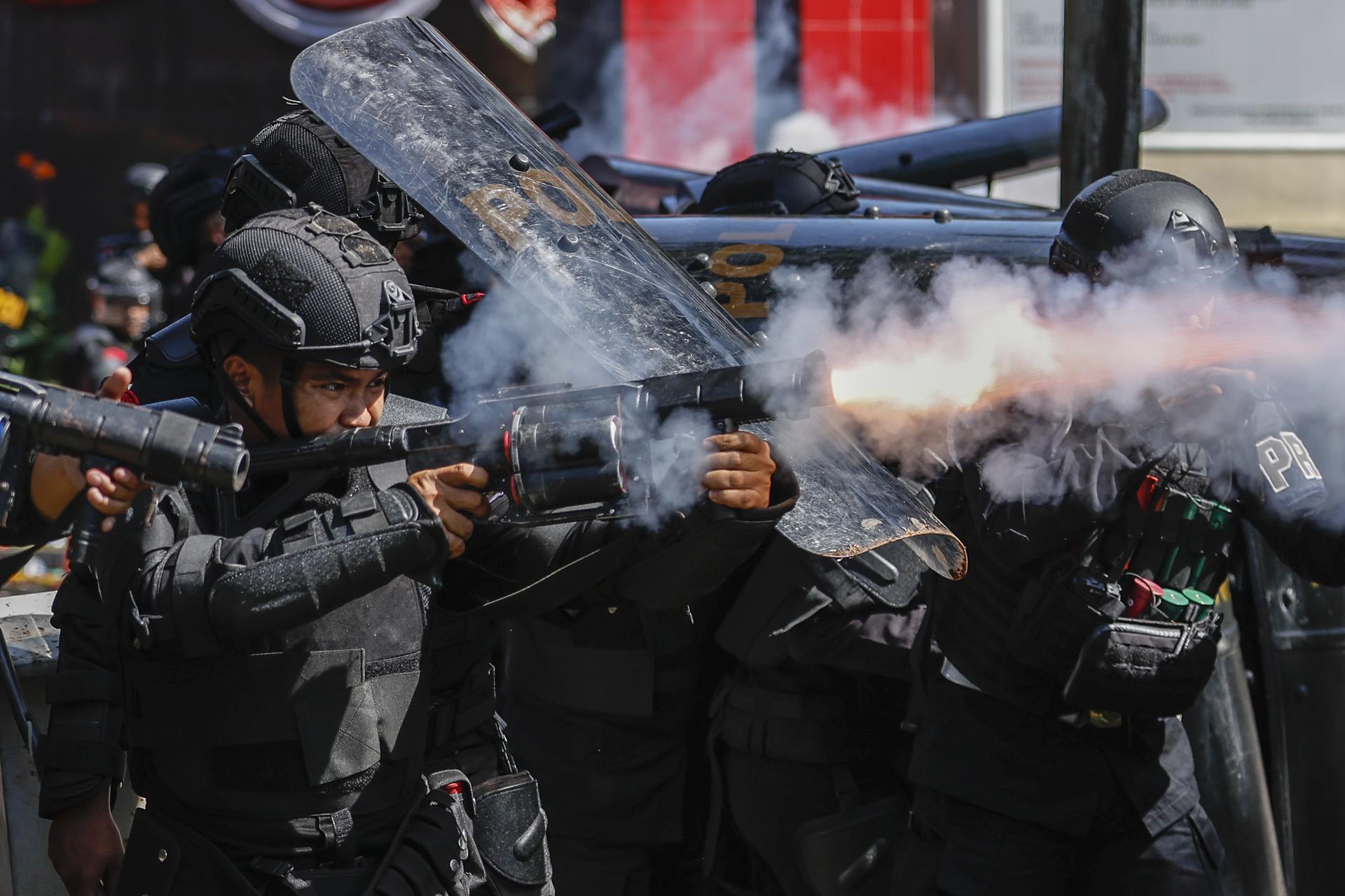 JAKARTA (Indonesia), 29/08/2025.- Police officers fire tear gas during clashes with protesters outside the Mobile Brigade police headquarters in Jakarta, Indonesia, 29 August 2025. Hundreds of protesters and motorbike-hailing drivers staged a protest following the death of a motorbike-hailing driver during an earlier demonstration against the housing allowance for members of parliament. (Protestas) EFE/EPA/MAST IRHAM