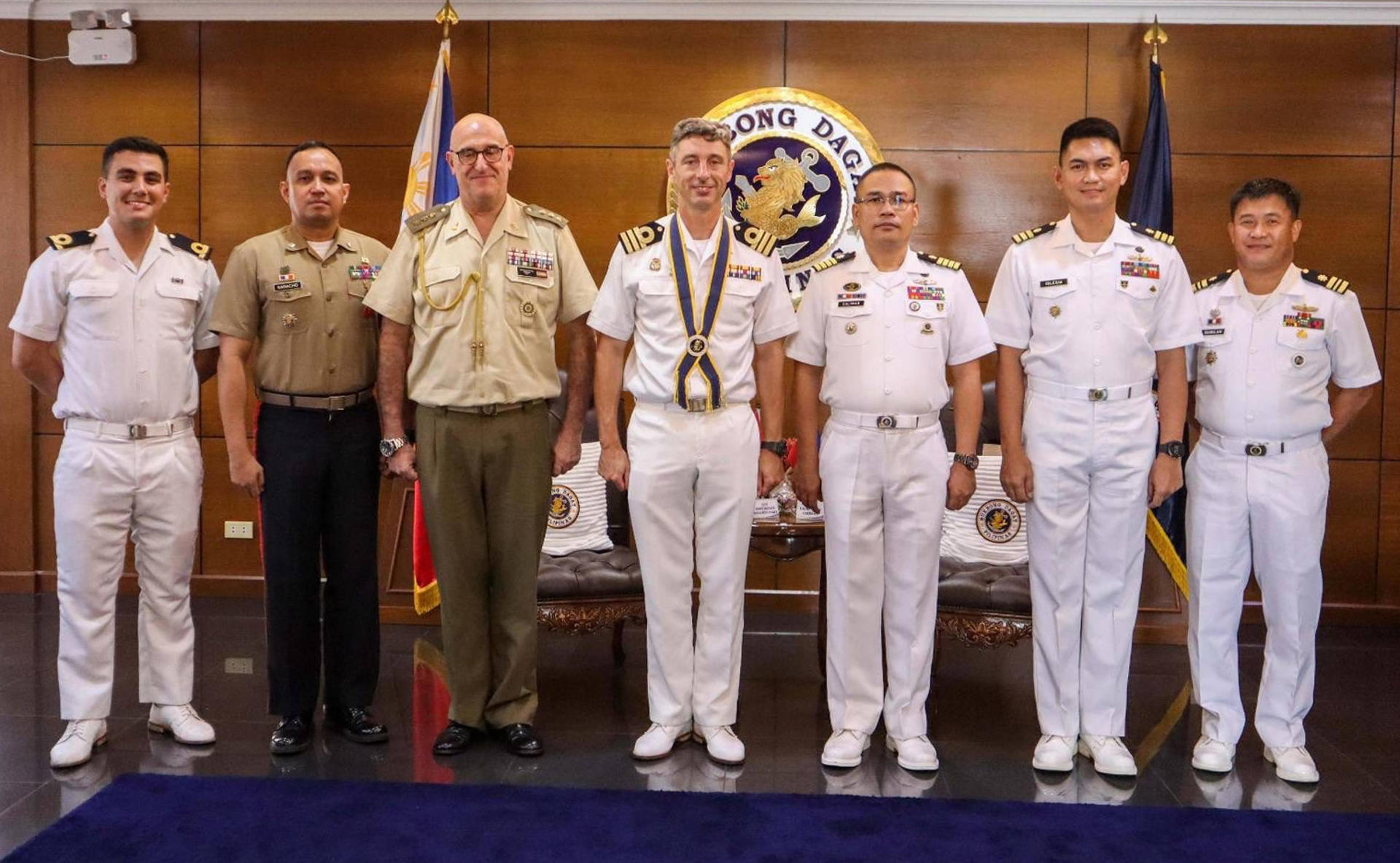 El comandante Jaime Salvador Muñoz-Delgado Pérez (c), oficial al mando de la fragata Méndez Núñez (F104) de la Armada Española, posa junto con el comandante adjunto de la Marina Filipina, Laurence M. Calimag (3-d), y otros oficiales de la fuerza del país asiático este lunes, en el cuartel general de la Armada de Filipinas en Manila (Filipinas). La visita de la fragata Méndez Núñez de la Armada española a Filipinas sirvió para reforzar los vínculos de defensa bilaterales, afirmaron este martes fuentes militares, una escala portuaria que se produce entre la ambición de España de contar con una mayor presencia en el Indopacífico y la recalibración por parte de Manila de sus alianzas. EFE/ Armada de Filipinas /SOLO USO EDITORIAL/NO VENTAS/SOLO DISPONIBLE PARA ILUSTRAR LA NOTICIA QUE ACOMPAÑA (CRÉDITO OBLIGATORIO) MÁXIMA CALIDAD DISPONIBLE
