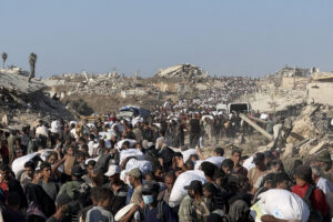 ZIKIM (FRANJA DE GAZA), 07/08/2025.- Miles de personas acuden a una zona militarizada cerca del cruce de Zikim, en el norte de la Franja de Gaza, para hacerse con harina del Programa Mundial de Alimentos. Son las dos de la tarde. Bajo el calor abrasador de Gaza, miles de personas caminan kilómetros en dirección a la frontera de Zikim, en el extremo noroeste de la Franja, para intentar hacerse con harina de uno de los camiones que entran cada día por allí. Algunos vuelven cubiertos de sangre, otros muertos y, los afortunados, cargados de sacos del preciado "oro blanco". EFE/ Ahmad Awad