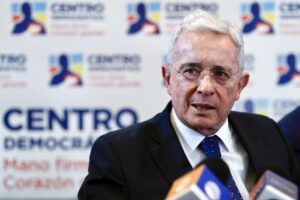 Fotografía de archivo fechada el 27 de noviembre de 2023 del expresidente de Colombia, Álvaro Uribe Vélez, hablando durante una rueda de prensa en Bogotá (Colombia). EFE/ Carlos Ortega