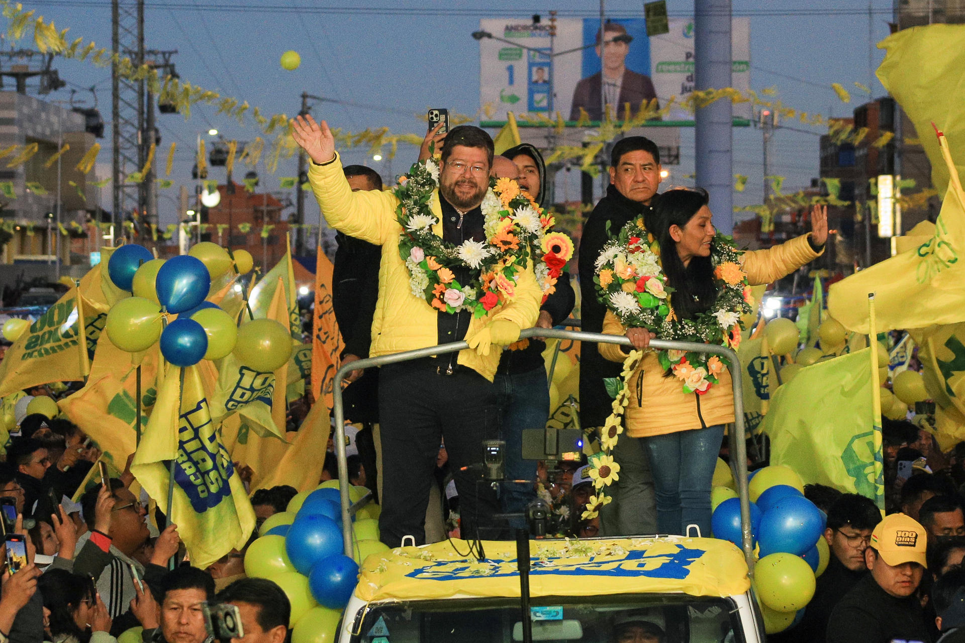 El candidato a la Presidencia de Bolivia por el partido Alianza Unidad, Samuel Doria Medina (c), fue captado este miércoles, 13 de agosto, durante el cierre de su campaña electoral, en El Alto (Bolivia). EFE/Gabriel Márquez
