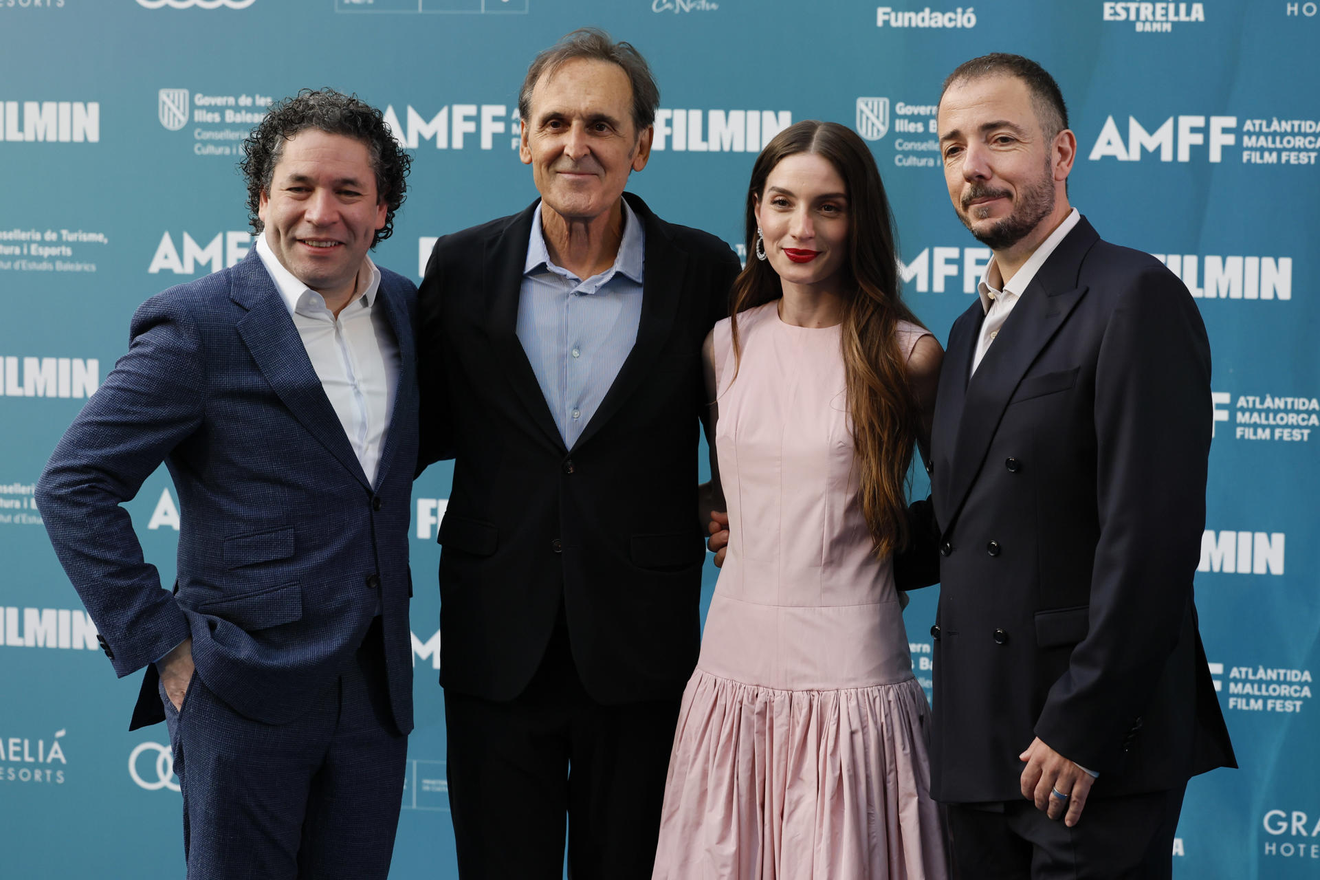 La actriz María Valverde (2d), el director de orquesta Gustavo Dudamel (i), el compositor Alberto Iglesias (2i) y el director del festival Jaume Ripoll, a su llegada a la gala de clausura del Atlàntida Mallorca Film Festival, este domingo en Palma. EFE/Ballesteros
