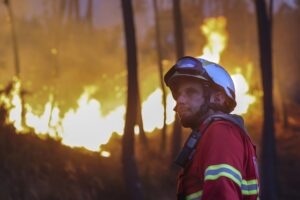 Un bombero combate al fuego en Pampilhosa da Serra, Portugal, ayer. EFE/EPA/PAULO NOVAIS