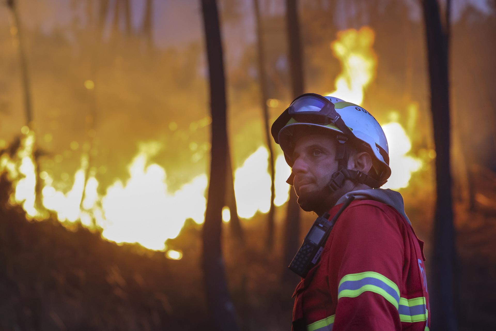 Un bombero combate al fuego en Pampilhosa da Serra, Portugal, ayer. EFE/EPA/PAULO NOVAIS