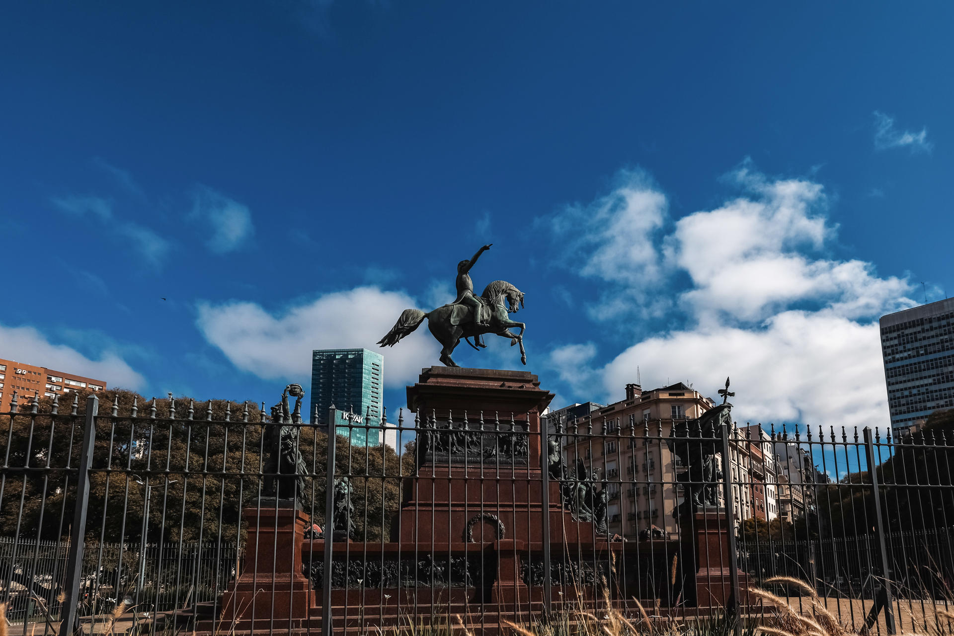 Fotografía del monumento al General San Martín este viernes, en Buenos Aires (Argentina). EFE/ Juan Ignacio Roncoroni
