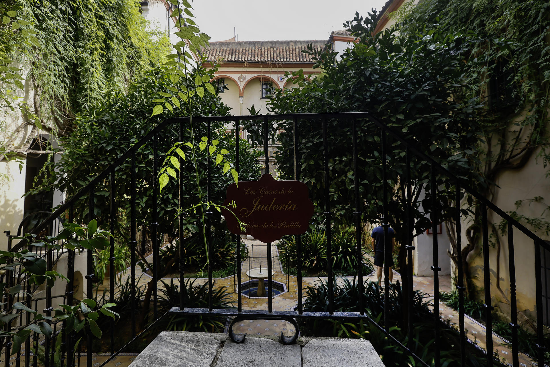 Calle de la Judería de Sevilla que participará en la iniciativa de la Red de Juderías de España que, dentro del programa 'Experiencias Turismo España', estudia cómo gestionar la afluencia a estos espacios históricos protegidos mediante el sistema 'Phygital', que mide la asistencia de gente a través de los teléfonos móviles y que ya se ha implantado en las juderías de 21 ciudades españolas. EFE/José Manuel Vidal