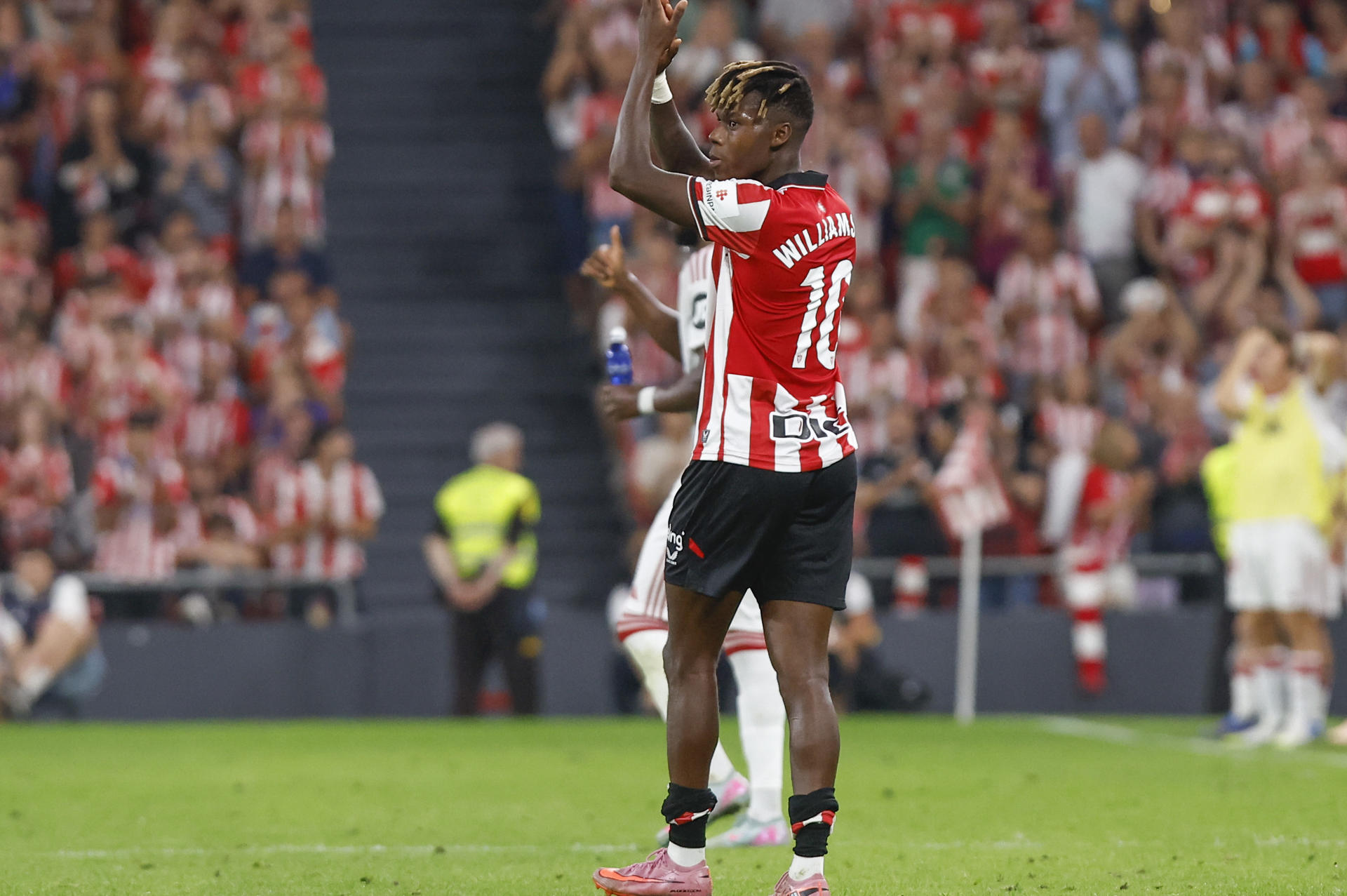 El centrocampista del Athletic de Bilbao Nico Williams aplaude a la afición al abandonar el campo durante el partido de la primera jornada de LaLiga que Athletic de Bilbao y Sevilla FC disputaron en San Mamés. EFE/Miguel Toña