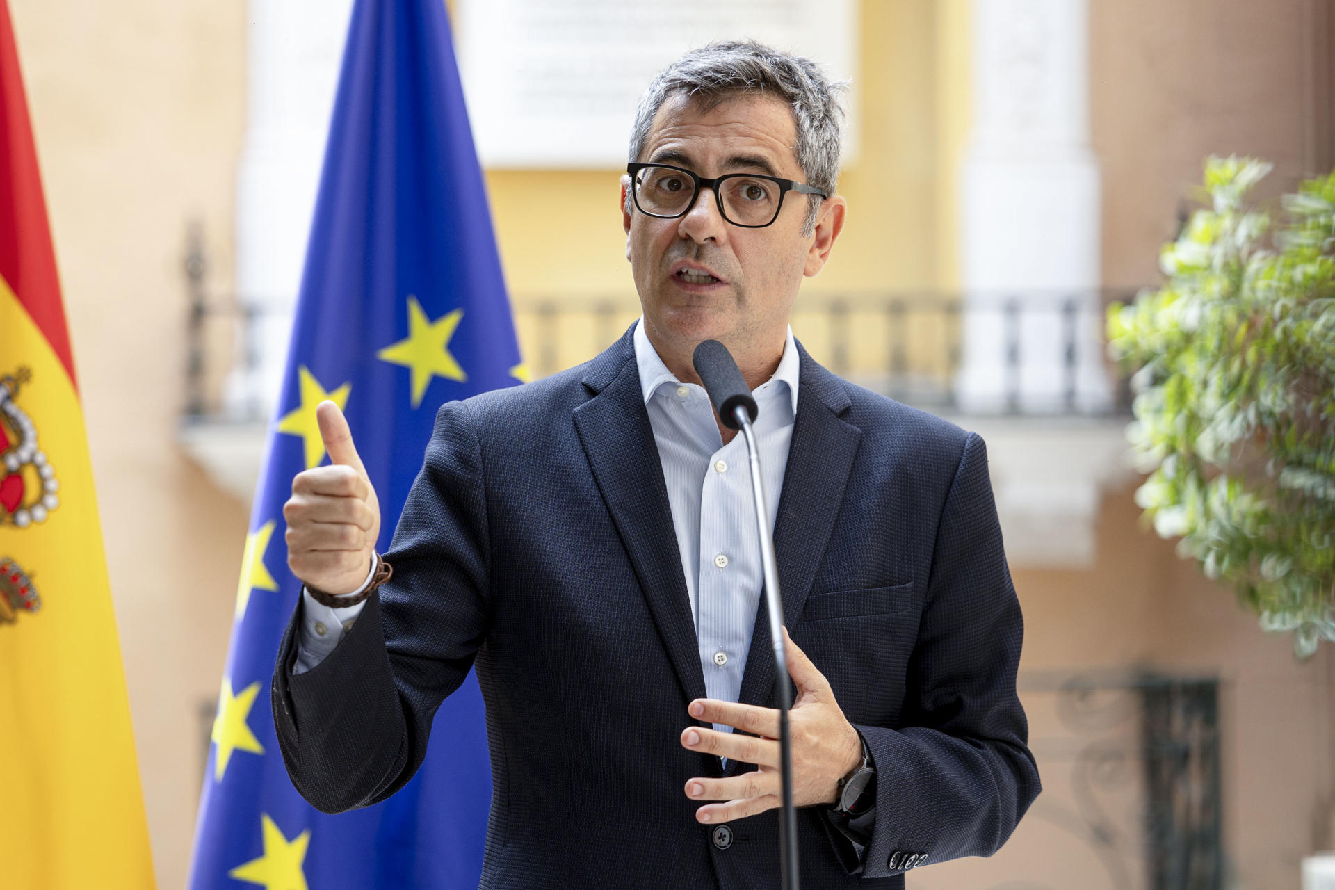 El ministro de la Presidencia, Justicia y Relaciones con las Cortes,Félix Bolaños, atiende a los medios de comunicación tras su reunión con la presidenta del Consejo General del Notariado, Concepción Barrio. EFE/Daniel González