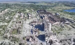 Una imagen fija tomada de un video proporcionado por el servicio de prensa del Ministerio de Defensa de Rusia muestra lo que describen como una vista aérea de edificios destruidos en Chasiv Yar, región de Donetsk, este de Ucrania, el 31 de julio de 2025. EFE/EPA/RUSSIAN DEFENCE MINISTRY PRESS SERVICE/CEDIDA/MEJOR CALIDAD DISPONIBLE/SOLO USO EDITORIAL
