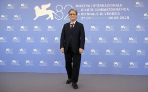 El director surcoreano Park Chan-wook posa durante un photocall para 'Eojjeol Suga Eopda (No Other Choice)' en el 82º Festival Internacional de Cine de Venecia, en Venecia, Italia, 29 de agosto de 2025. El festival de cine se lleva a cabo del 27 de agosto al 06 de septiembre de 2025. (Cine, Cine, Italia, Venecia) EFE/EPA/RICCARDO ANTIMIANI