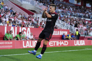 El delantero del Sevilla Alfonso González celebra el primer gol de su equipo durante el partido de la tercera jornada de LaLiga que Girona FC y Sevilla FC disputaron en el estadio Municipal de Montilivi. EFE/Siu Wu