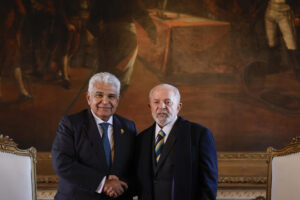 Foto de archivo del presidente de Brasil Luiz Inácio Lula da Silva (d) y el presidente de Panamá José Raúl Mulino (i). EFE/Antonio Lacerda