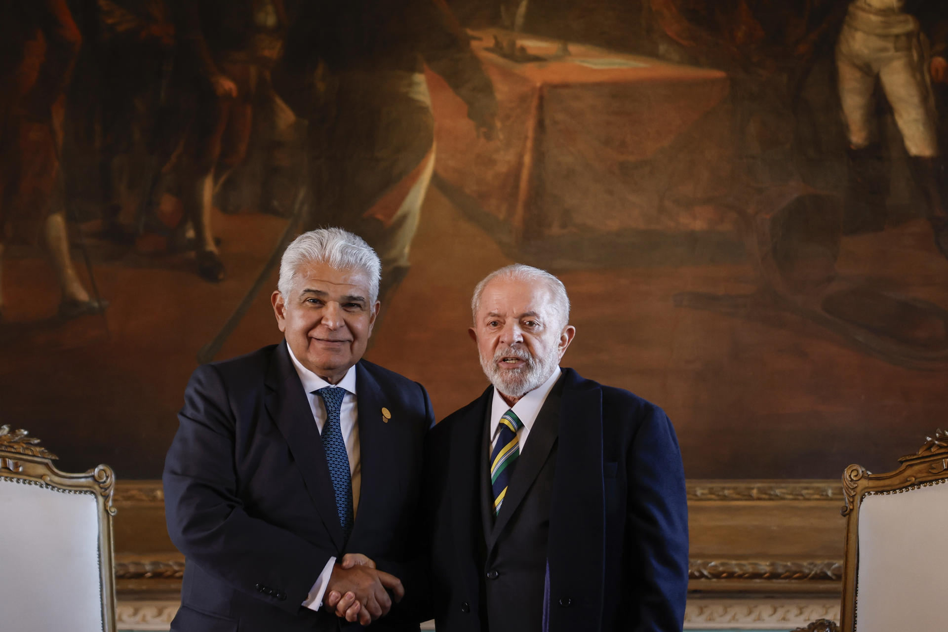 Foto de archivo del presidente de Brasil Luiz Inácio Lula da Silva (d) y el presidente de Panamá José Raúl Mulino (i). EFE/Antonio Lacerda