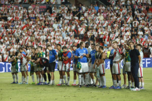 Los jugadores del Rayo celebran la victoria en el partido de la fase eliminatoria de la Liga Conferencia en el estadio de Vallecas, en Madrid. EFE/Mariscal