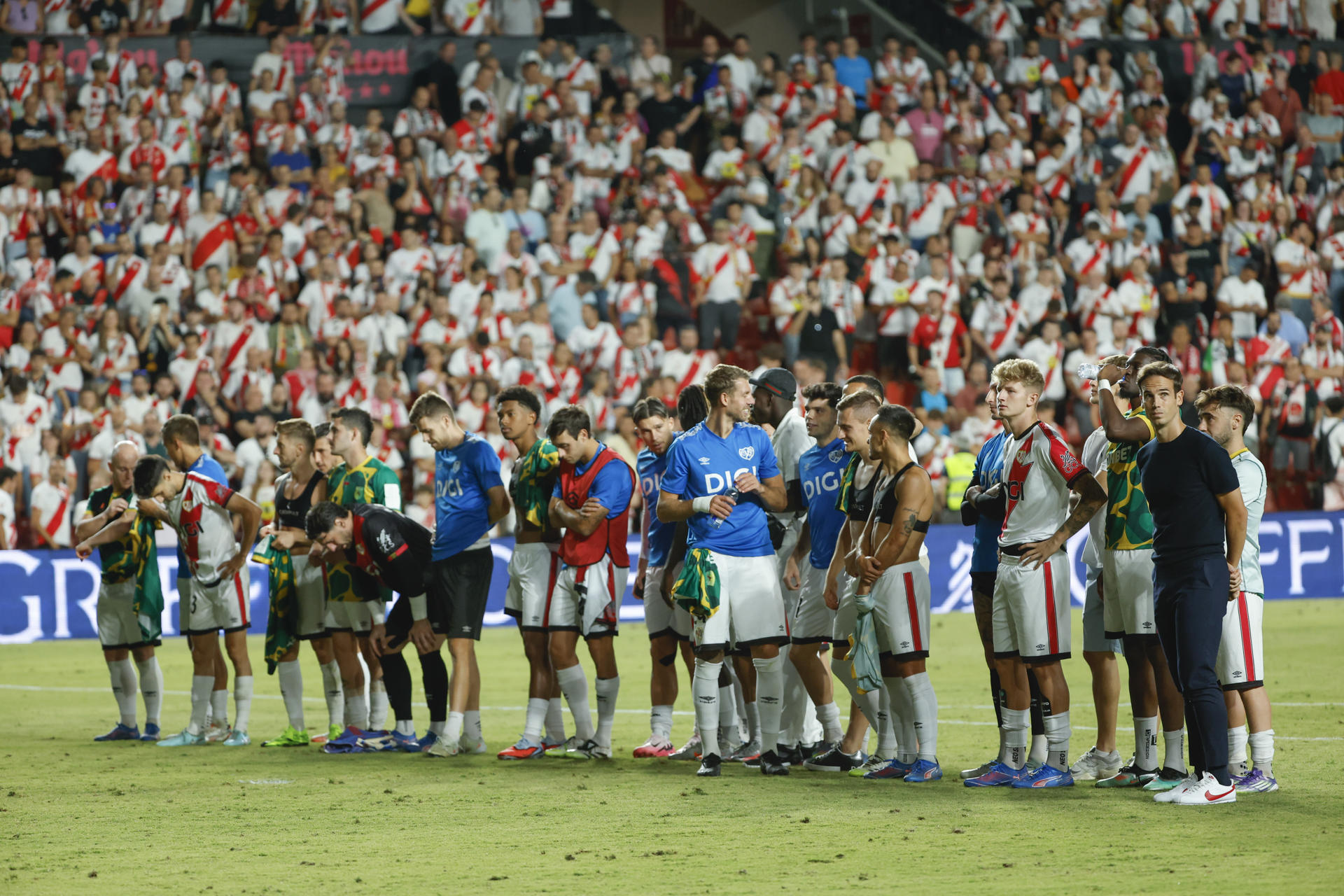 Los jugadores del Rayo celebran la victoria en el partido de la fase eliminatoria de la Liga Conferencia en el estadio de Vallecas, en Madrid. EFE/Mariscal