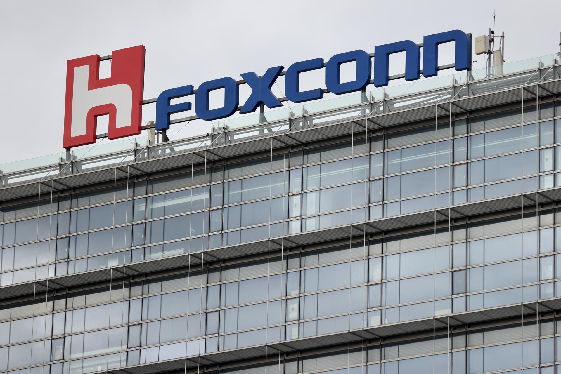 Imagen de archivo de un edificio con el logo de Foxconn. EFE/EPA/RITCHIE B. TONGO