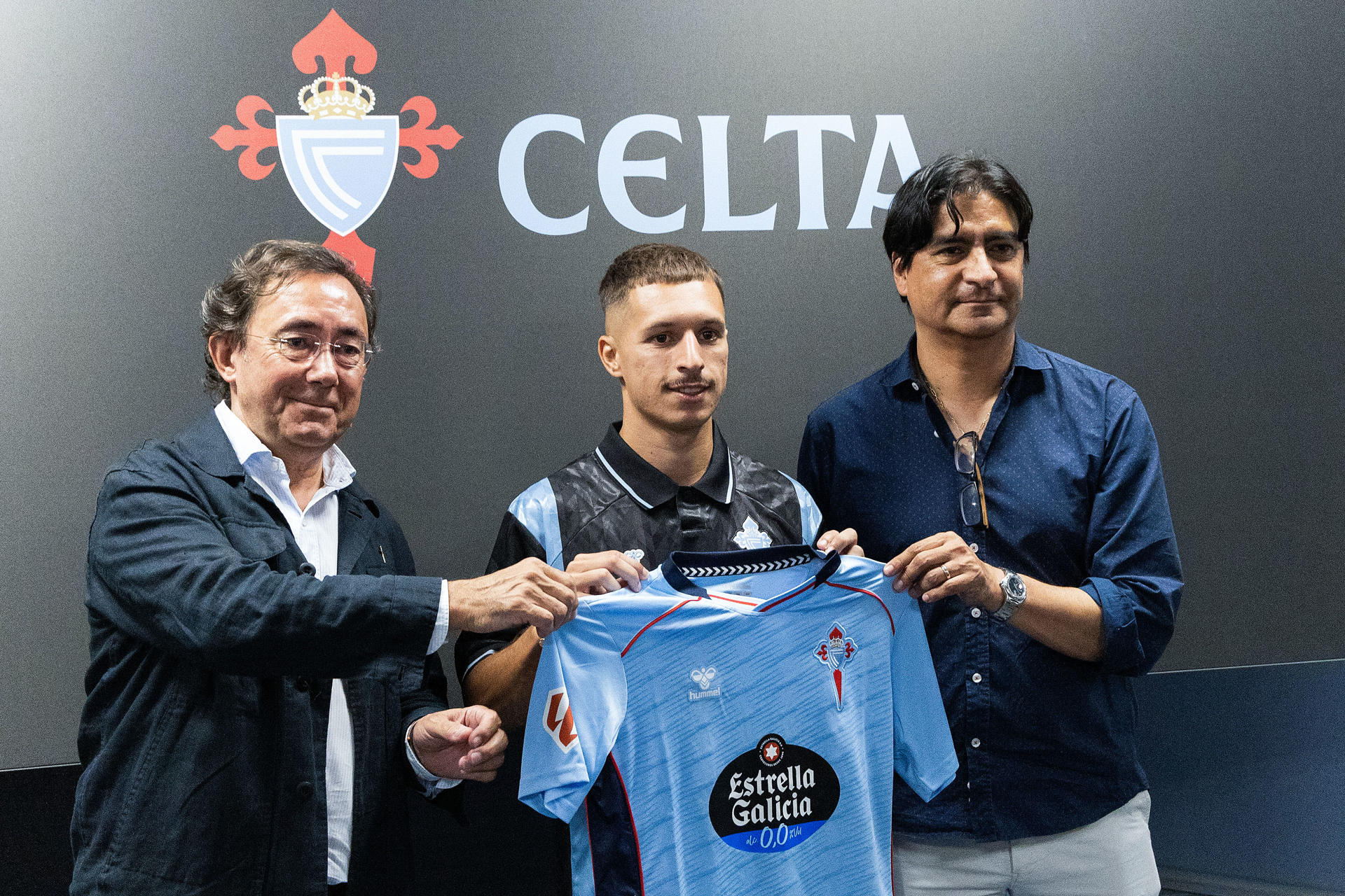 El extremo malagueño Bryan Zaragoza (c), este miércoles durante su presentación como nuevo jugador del Celta de Vigo en el estadio de Balaídos. EFE/ Salvador Sas