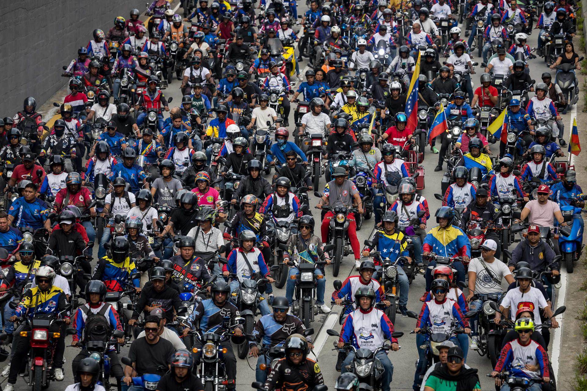 Personas participan en una manifestación este sábado, en Caracas (Venezuela). EFE/ Miguel Gutiérrez