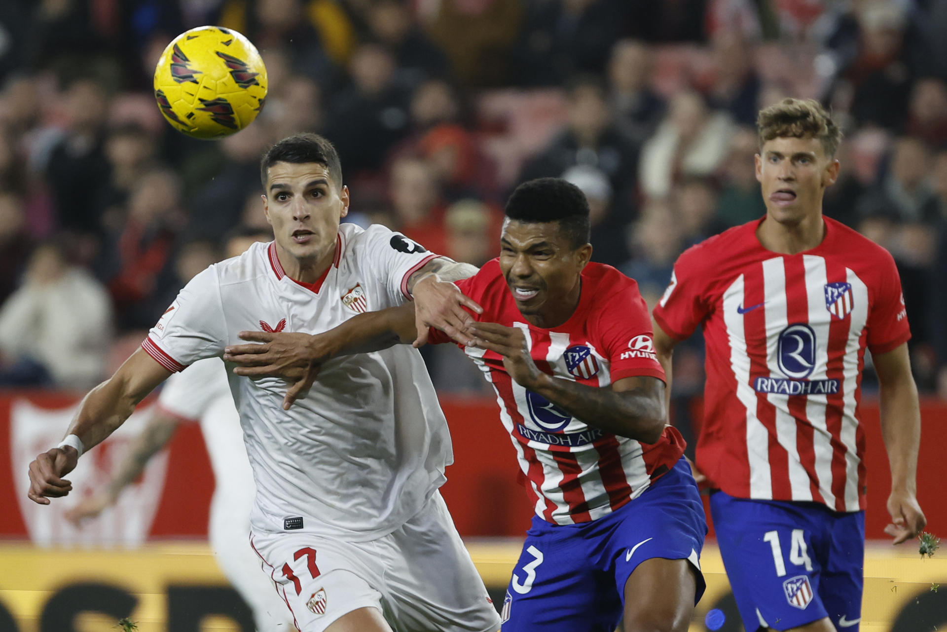 El delantero argentino del Sevilla, Erik Lamela (i), disputa el balón ante el centrocampista mozambiqueño del Atlético de Madrid, Reinildo Mandava, durante el encuentro correspondiente a la jornada 24 de Primera División que se disputó el 11 de febrero de 2024 en el estadio Sánchez Pizjuán, en Sevilla. Foto de archivo de: Julio Muñoz/EFE
