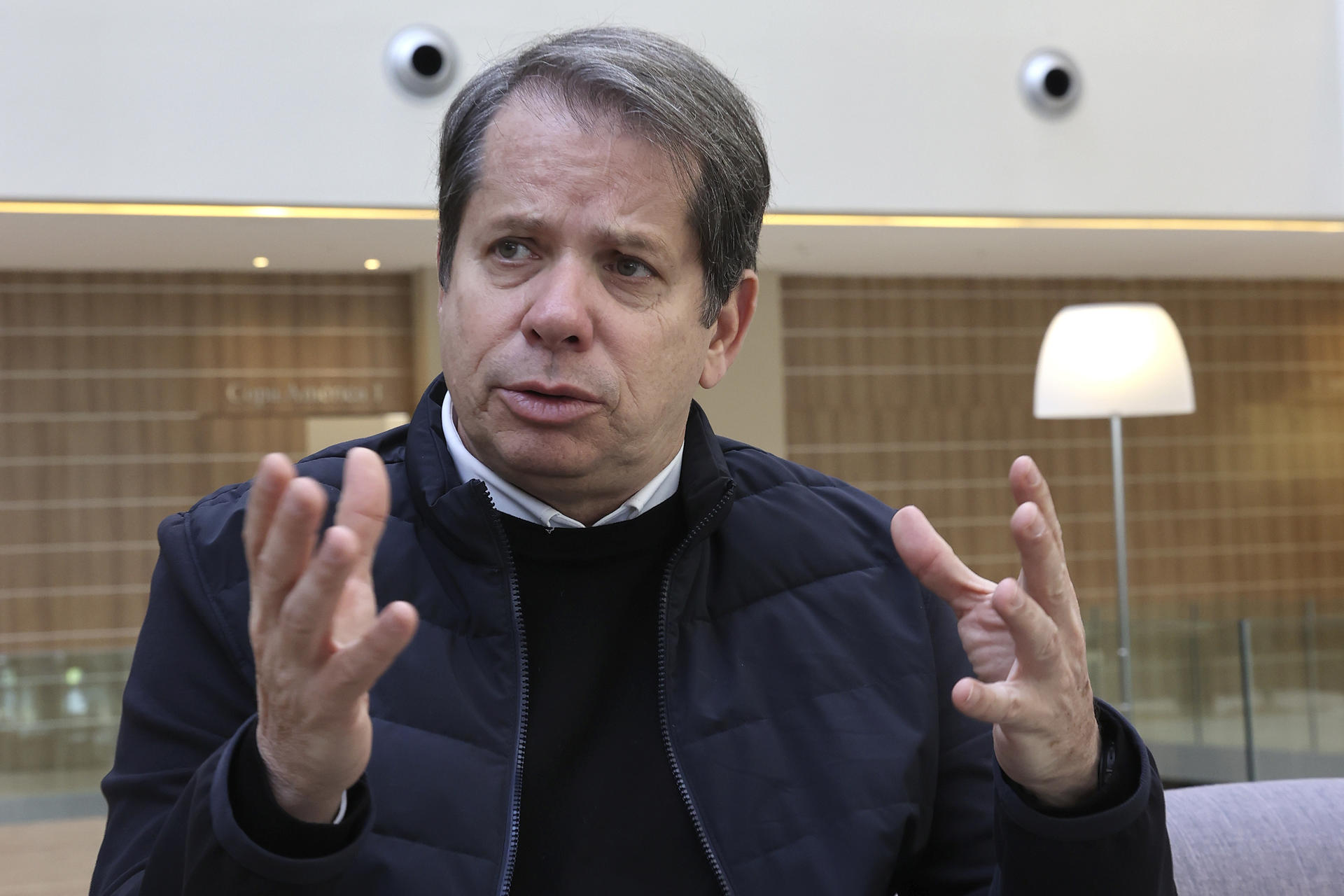 El presidente del Comité Olímpico de Brasil (COB), Marco Laporta, habla en entrevista con EFE en Luque (Paraguay). EFE/Rodrigo Sepulveda
