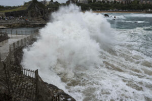 Olas chocan contra la costa en Santander este viernes. EFE/ Pedro Puente Hoyos