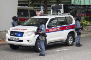 Miembros armados de la unidad de respuesta contra el terrorismo de la Policía custodian el exterior después de la sesión de hoy de los argumentos finales del juicio de seguridad nacional de Jimmy Lai, en Hong Kong, China, 28 de agosto de 2025. Los argumentos finales del juicio de Jimmy Lai comenzaron la semana pasada en Hong Kong. (Terrorismo) 
EFE/EPA/LEUNG MAN HEI