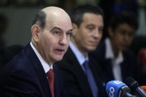 Foto de archivo del ministro de Economía y Finanzas (MEF) de Panamá, Felipe Chapman. EFE/Carlos Lemos