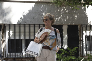 Una mujer se abanica para combatir las altas temperaturas en Albacete este jueves. EFE/Jesús Monroy