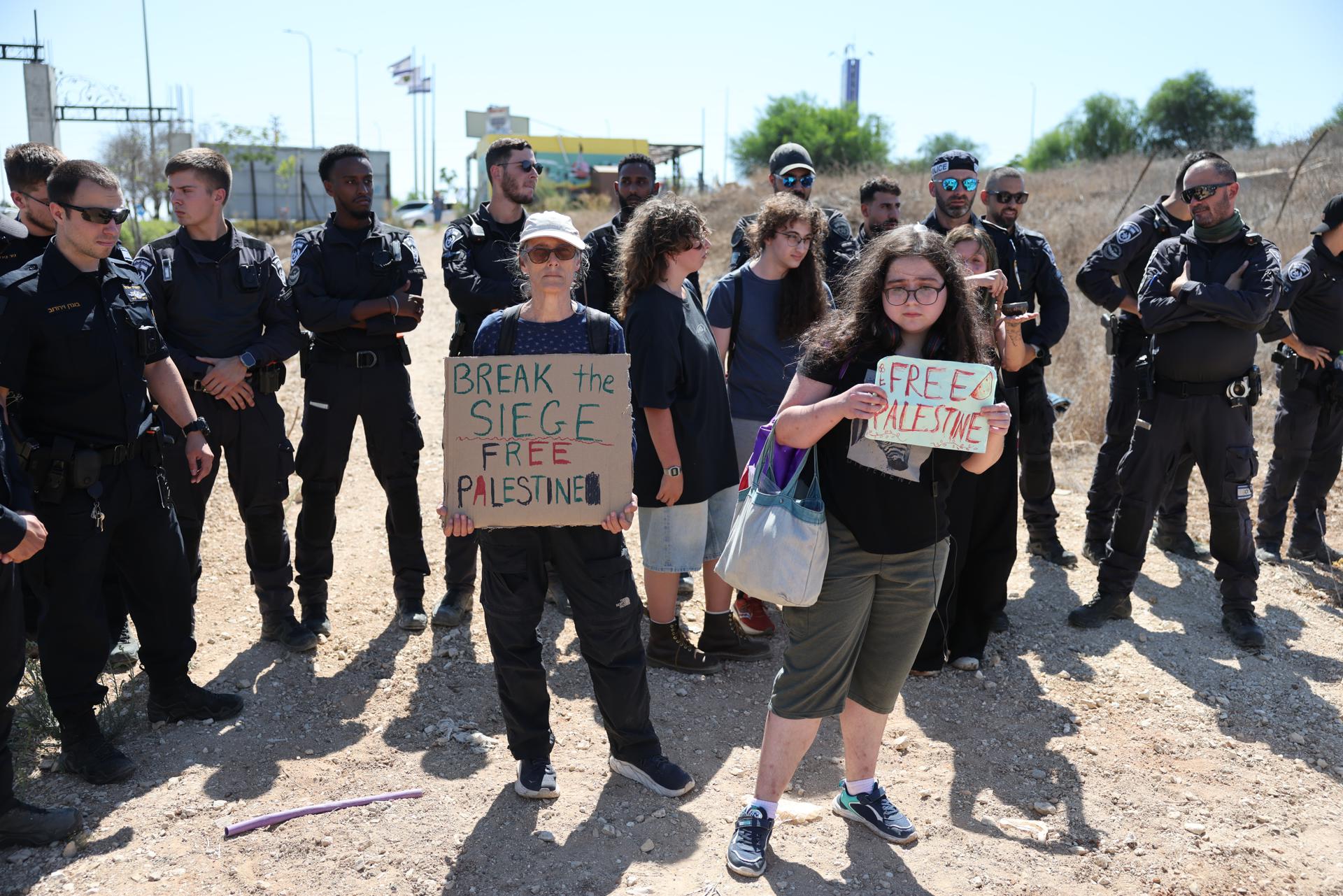 La policía bloquea a los activistas israelíes pro-Palestina en la ciudad de Sdreot cerca de la frontera con la Franja de Gaza, sur de Israel, 04 de agosto de 2025. Decenas de activistas intentaron marchar desde Sderot hasta la frontera de Gaza para protestar contra la operación militar israelí en Gaza donde fueron bloqueados por la policía. (Protestas) EFE/EPA/ABIR SULTAN
