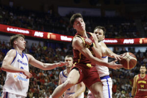 El base de la selección de España Mario Saint-Supéry (c) entra a canasta entre los jugadores de la selección de la República Checa, durante el partido preparatorio para el Eurobasket 2025 que los combinados nacionales de República Checa y España juegan hoy Jueves en el Palacio José María Martín Carpena, en Málaga. EFE/Jorge Zapata