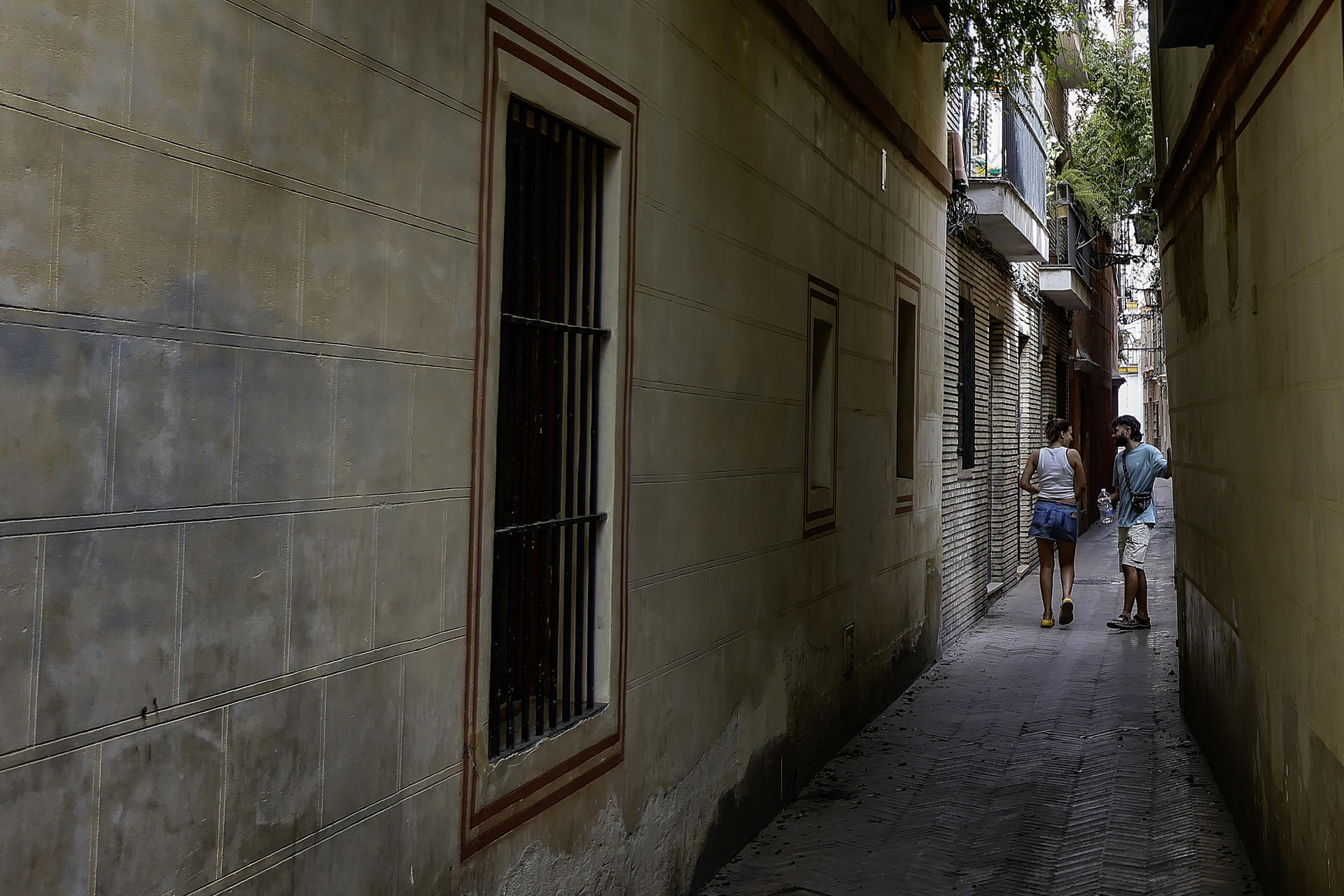 Calle de la Judería de Sevilla que participará en la iniciativa de la Red de Juderías de España que, dentro del programa 'Experiencias Turismo España', estudia cómo gestionar la afluencia a estos espacios históricos protegidos mediante el sistema 'Phygital', que mide la asistencia de gente a través de los teléfonos móviles y que ya se ha implantado en las juderías de 21 ciudades españolas. EFE/José Manuel Vidal