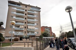 Imagen de archivo del edificio de Sant Joan Despí (Barcelona) en una de cuyas viviendas Andrés Ángel S.M. asesinó a su pareja el 27 de enero de 2020, por lo que ha sido condenado a casi 30 años de prisión. EFE/Toni Albir