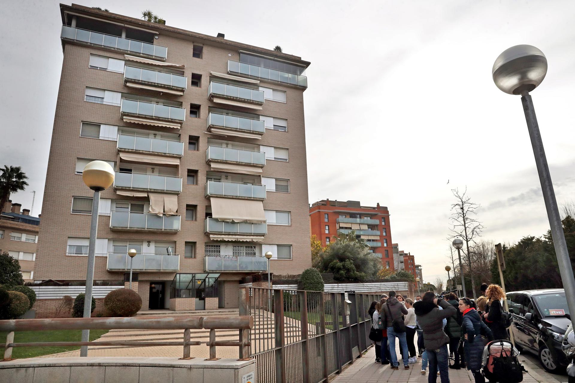 Imagen de archivo del edificio de Sant Joan Despí (Barcelona) en una de cuyas viviendas Andrés Ángel S.M. asesinó a su pareja el 27 de enero de 2020, por lo que ha sido condenado a casi 30 años de prisión. EFE/Toni Albir