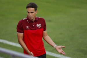 El entrenador del Rayo, Íñigo Pérez, durante el partido amistoso que Atlético de Madrid y Rayo Vallecano disputaron el pasado 6 de agosto de 2025 en Majadahonda, Madrid. Foto de archivo de: Mariscal/EFE